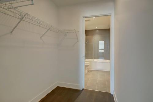 Penderie (Walk-in) - 421-7227 Boul. Newman, Montréal (Lasalle), QC - Indoor With Storage