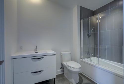 Salle de bains - 421-7227 Boul. Newman, Montréal (Lasalle), QC - Indoor Photo Showing Bathroom