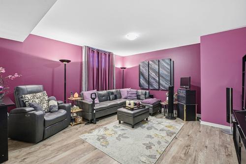 Salle familiale - 59 Rue Principale, Montpellier, QC - Indoor