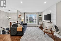 Large bay window with tons of natural light - 