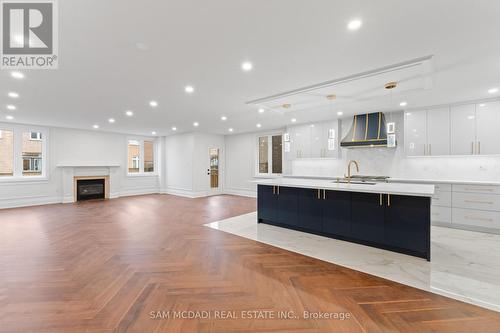 5180 Littlebend Drive, Mississauga, ON - Indoor Photo Showing Kitchen With Upgraded Kitchen