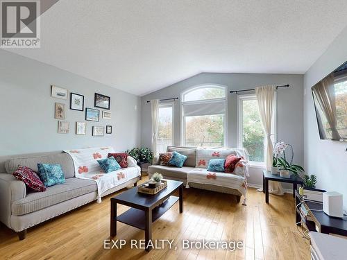 3896 Lacman Trail, Mississauga, ON - Indoor Photo Showing Living Room