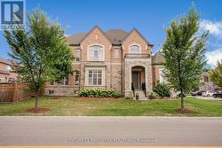 94 BRABIN CIRCLE  Whitby, ON L1P 0C1