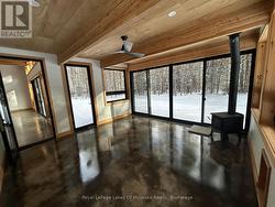 Muskoka room with walkout - 