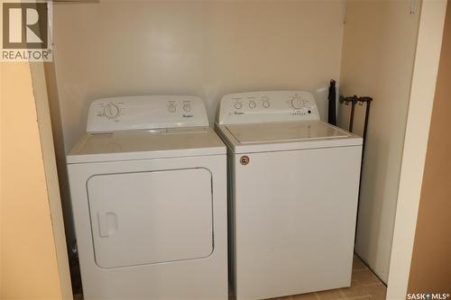 52 2Nd Avenue Ne, Swift Current, SK - Indoor Photo Showing Laundry Room