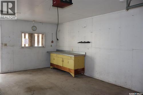 52 2Nd Avenue Ne, Swift Current, SK - Indoor Photo Showing Garage