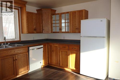 52 2Nd Avenue Ne, Swift Current, SK - Indoor Photo Showing Kitchen With Double Sink