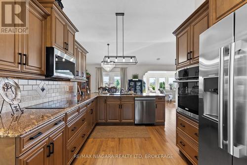 116 Sunrise Court, Fort Erie (Ridgeway), ON - Indoor Photo Showing Kitchen With Upgraded Kitchen