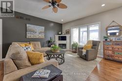 STYLISH AND BRIGHT LIVING ROOM - 