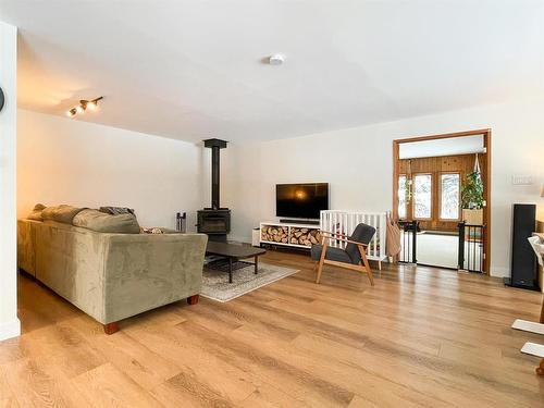 6 Beech Cresent, Ear Falls, ON - Indoor Photo Showing Living Room