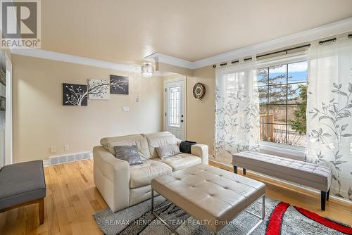 415 Riverside Drive, Welland (Broadway), ON - Indoor Photo Showing Living Room