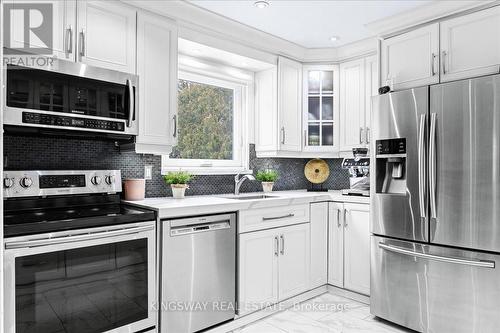 2594 Bromsgrove Road, Mississauga, ON - Indoor Photo Showing Kitchen With Upgraded Kitchen