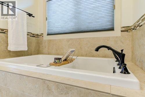 Primary ensuite - 425 Audubon Court, Kelowna, BC - Indoor Photo Showing Bathroom