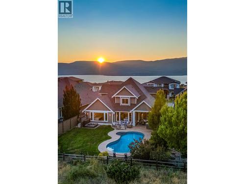 Amazing outdoor living overlooking protected parkland...pool, hot tub & covered lounge area. - 425 Audubon Court, Kelowna, BC - Outdoor With In Ground Pool