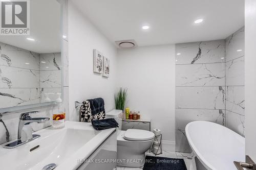 23 West Hampton Road, St. Catharines, ON - Indoor Photo Showing Bathroom
