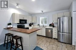 Functional kitchen w/ plenty of counter space - 