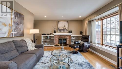7 Briarhill Place, London East (East A), ON - Indoor Photo Showing Living Room With Fireplace