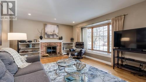 7 Briarhill Place, London East (East A), ON - Indoor Photo Showing Living Room With Fireplace