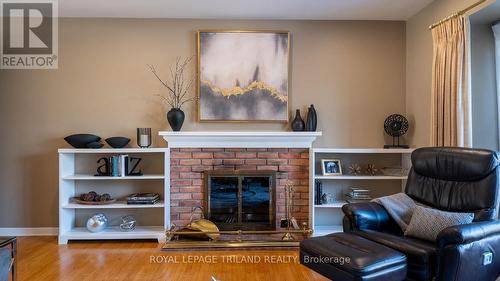 7 Briarhill Place, London East (East A), ON - Indoor Photo Showing Living Room With Fireplace
