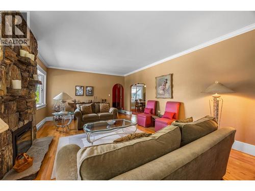 141 Connaught Road, Kamloops, BC - Indoor Photo Showing Living Room