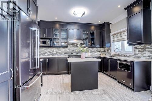 699 Baker Hill Boulevard, Whitchurch-Stouffville, ON - Indoor Photo Showing Kitchen With Double Sink With Upgraded Kitchen
