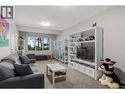 2573 Crown Crest Drive, West Kelowna, BC - Indoor Photo Showing Living Room