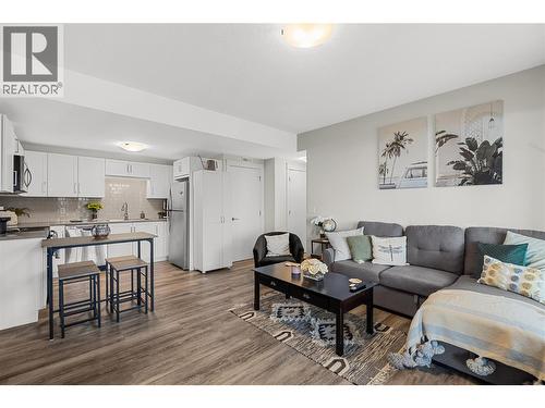 2573 Crown Crest Drive, West Kelowna, BC - Indoor Photo Showing Living Room