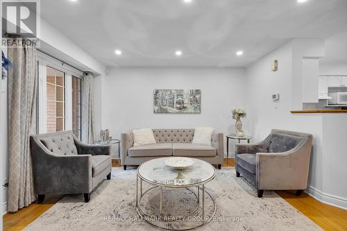 142 Inverkip Avenue, Ottawa, ON - Indoor Photo Showing Living Room
