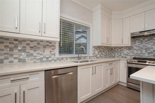 5607 Capstone Pl, Duncan, BC - Indoor Photo Showing Kitchen With Double Sink With Upgraded Kitchen