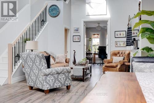 7 Homewood Avenue, Hamilton, ON - Indoor Photo Showing Living Room