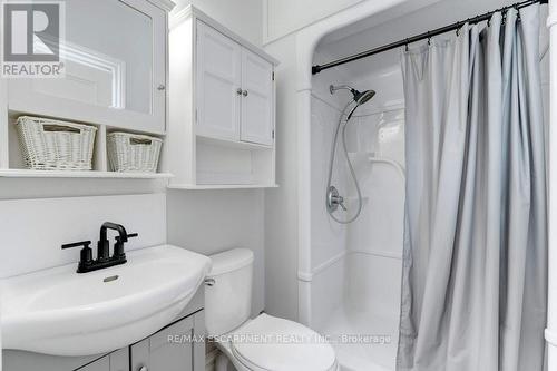 7 Homewood Avenue, Hamilton, ON - Indoor Photo Showing Bathroom