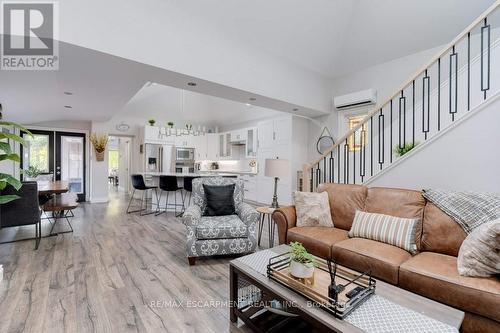 7 Homewood Avenue, Hamilton, ON - Indoor Photo Showing Living Room