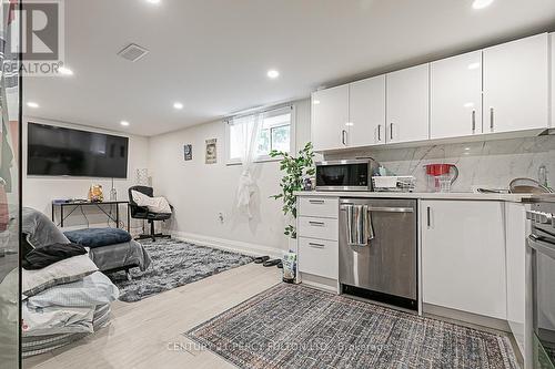 168 Ruggles Avenue, Richmond Hill, ON - Indoor Photo Showing Kitchen