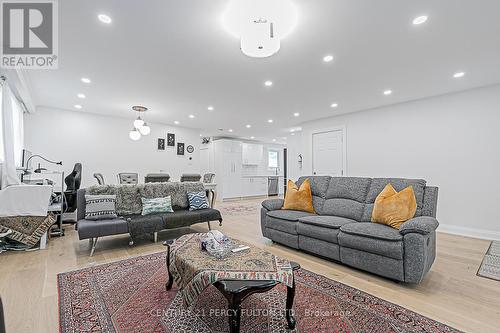 168 Ruggles Avenue, Richmond Hill, ON - Indoor Photo Showing Living Room