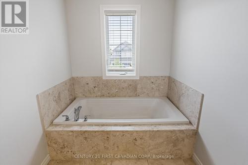 6621 Navin Crescent, London South (South V), ON - Indoor Photo Showing Bathroom