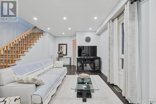 3420 Fountain Park Avenue, Mississauga, ON - Indoor Photo Showing Living Room