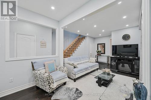 3420 Fountain Park Avenue, Mississauga, ON - Indoor Photo Showing Living Room