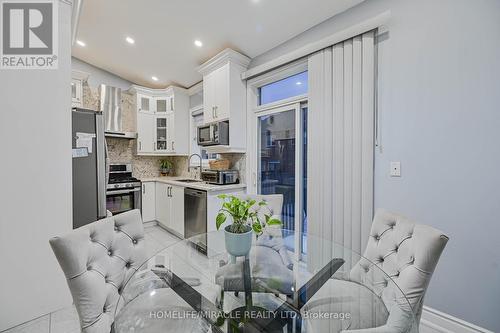 3420 Fountain Park Avenue, Mississauga, ON - Indoor Photo Showing Kitchen