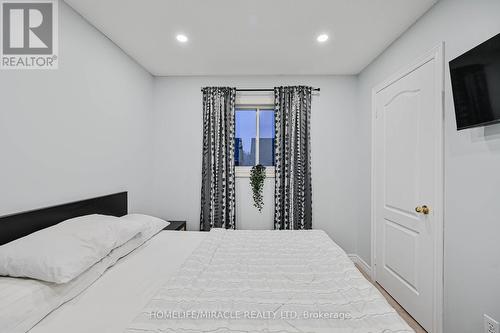 3420 Fountain Park Avenue, Mississauga, ON - Indoor Photo Showing Bedroom