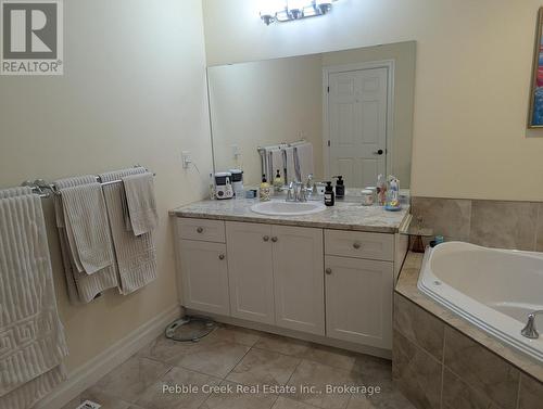 16 - 27 Fairhaven Lane, Goderich (Goderich (Town)), ON - Indoor Photo Showing Bathroom
