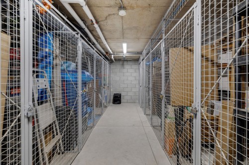 Storage - 737-2180 Rue Ste-Catherine E., Montréal (Ville-Marie), QC - Indoor With Storage