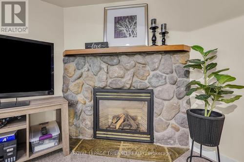 25 Hawkesbury Avenue, London East (East D), ON - Indoor Photo Showing Living Room With Fireplace