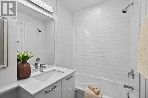 209 - 479 Charlton Avenue E, Hamilton, ON - Indoor Photo Showing Bathroom