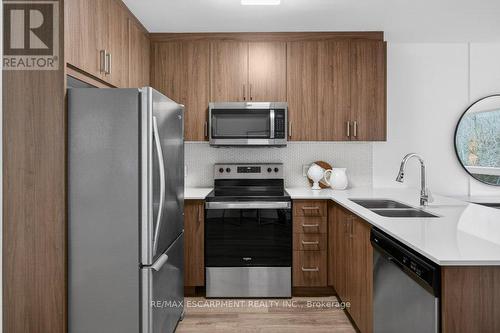 209 - 479 Charlton Avenue E, Hamilton, ON - Indoor Photo Showing Kitchen With Double Sink With Upgraded Kitchen