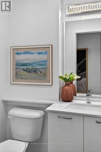 209 - 479 Charlton Avenue E, Hamilton, ON - Indoor Photo Showing Bathroom