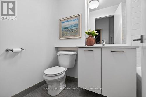 209 - 479 Charlton Avenue E, Hamilton, ON - Indoor Photo Showing Bathroom