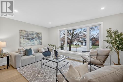 5375 Riverside Drive, Burlington, ON - Indoor Photo Showing Living Room