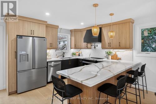 5375 Riverside Drive, Burlington, ON - Indoor Photo Showing Kitchen