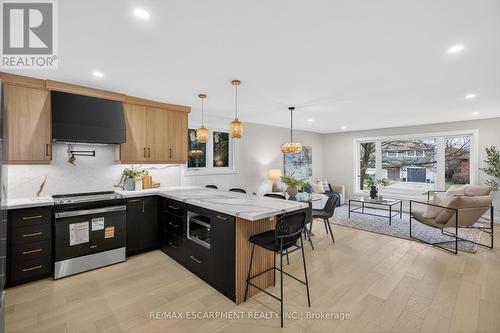 5375 Riverside Drive, Burlington, ON - Indoor Photo Showing Kitchen With Upgraded Kitchen