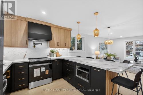 5375 Riverside Drive, Burlington, ON - Indoor Photo Showing Kitchen With Upgraded Kitchen